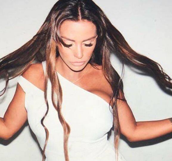 उनके फैंस जब वेबसाइट को खोलने लगे तो लंबे इंतजार के बाद एक ब्लैंक पेज खुला जिससे ये साफ जाहिर था कि उनकी वेबसाइट अब काम नहीं कर रही. बहरहाल, अब देखना होगा कि केटी अपनी वेबसाइट को दोबारा सक्रिय करती हैं या नहीं. 