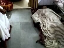 गोरखपुर: सीएम सिटी में बदहाल पीएचसी, नसबंदी कर महिलाओं को जमीन पर लिटाया