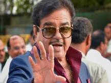 शत्रुघ्न सिन्हा का पीएम मोदी पर हमला, कहा- जुमलेबाजी बंद करें