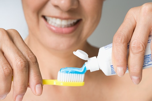 Health Tips Brushing for too long is dangerous know how to clean teeth Health Tips: खतरनाक है ज्यादा देर तक ब्रश करना, जानिए कितनी देर दांतों को करें साफ