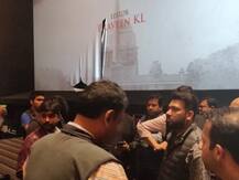 द एक्सीडेंटल प्राइम मिनिस्टर: कांग्रेस ने विरोध में थियेटर के पर्दे तक फाड़े, अनुपम खेर बोले- यही असहिष्णुता है