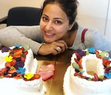 टीवी अभिनेत्री हिना खान ने एंटरटेन्मेंट इंडस्ट्री में पूरे किए 10 साल, केक काट कर जाहिर की खुशियां