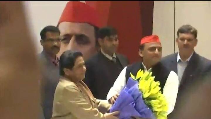 एसपी-बीएसपी ने लोकसभा चुनाव से पहले गठबंधन का आज लखनऊ में एलान कर दिया. दोनों ही पार्टी के प्रमुख मायावती और अखिलेश यादव ने इसका एलान किया. इस दौरान एसपी और बीएसपी प्रमुखों ने बीजेपी सरकार पर जमकर हमला बोला.