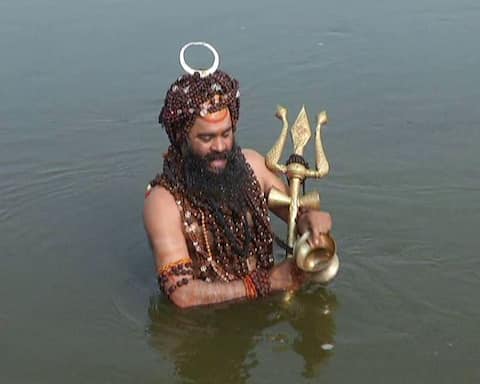 Kumbh Mela 2019: राम मंदिर के लिए अनूठा संकल्प लेने वाले रुद्राक्ष बाबा बने कुंभ मेले में आकर्षण का केंद्र Kumbh Mela 2019: राम मंदिर के लिए अनूठा संकल्प लेने वाले रुद्राक्ष बाबा बने कुंभ मेले में आकर्षण का केंद्र