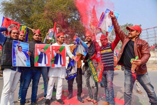 लखनऊ समेत यूपी के कई शहरों में एक साथ दोनों पार्टियों के झंडे नजर आ रहे हैं.