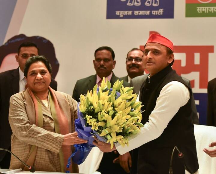 उत्तर प्रदेश की राजनीति में ऐसा मौका 25 साल बाद आया है, जब एक साथ समाजवादी पार्टी (एसपी) और बहुजन समाज पार्टी (बीएसपी) के कार्यकर्ता मिलकर खुशी जाहिर कर रहे हैं. लोकसभा चुनाव से पहले सपा और बसपा का गठबंधन हुआ है. सूबे की 80 सीटों में से सपा-बसपा 38-38 सीटों पर चुनाव लड़ेगी.