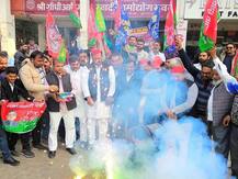 SP-BSP गठबंधन के बाद जश्न में डूबे दोनों पार्टियों के कार्यकर्ता, देखें तस्वीरें