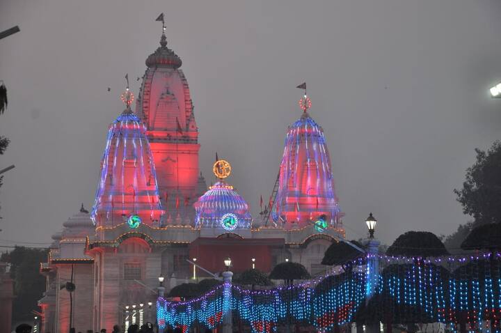 मकर संक्रांति यानी खिचड़ी के पर्व पर इस बार गोरक्षपीठ में अद्भुत नजारा देखने को मिल रहा है. गोरखनाथ मंदिर इंद्रधनुषी रंगों से सी छटा बिखेर रहा है. खूबसूरत सतरंगी लाइट की रोशनी में नहाया गोरक्षपीठ इस बार भी देश और विदेश से खिचड़ी चढ़ाने आने वाले श्रद्धालुओं की आस्था को बढ़ा रहा है.