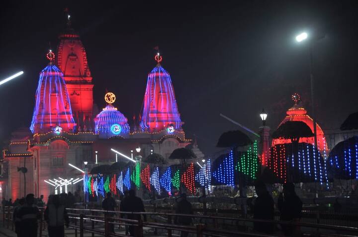 मकर संक्रांति के दिन 15 जनवरी को गोरक्षपीठ के महंत और प्रदेश के मुख्यमंत्री योगी आदित्यनाथ की पूजा-अर्चना के बाद बाबा गोरखनाथ को खिचड़ी चढ़ाने के लिए मंदिर के पट आम श्रद्धालुओं के लिए खोल दिए जाएंगे. हर साल की तरह इस साल भी मंदिर परिसर में झूले, चरखी, सौंदर्य प्रसाधन, घरेलू सामान, खजला और चाट पकौड़े की दुकानें सज गई हैं. मंदिर परिसर में लगने वाले इस मेले को लेकर देश और विदेश से आने वाले श्रद्धालुओं में काफी उल्लास रहता है.