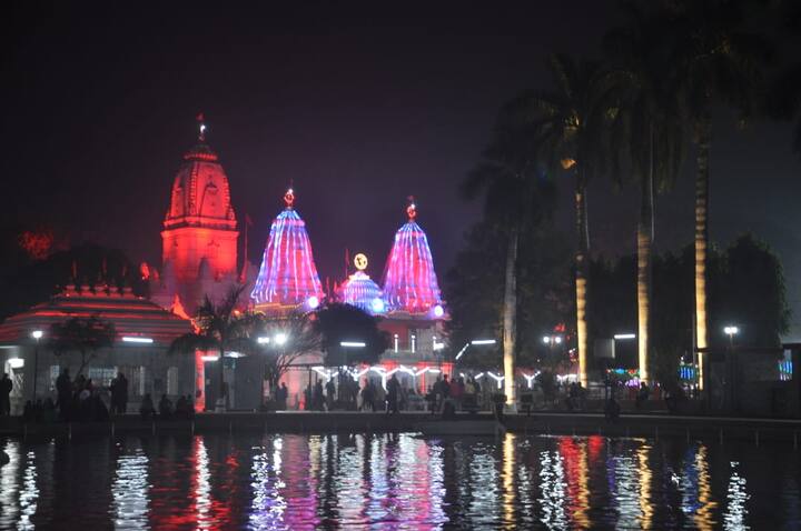 शाम के बाद गोरक्षपीठ की आभा देखते ही बन रही है. यहां आने वाले श्रद्धालुओं को मंदिर की सजावट खूब लुभा रही है. वहीं भीम सरोवर के जल में दिख रहा मंदिर का प्रतिबिंब और भी ज्यादा आकर्षित कर रहा है.