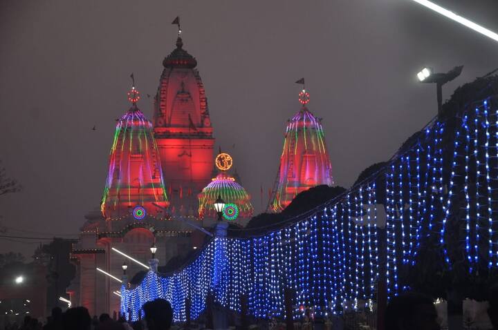 मेले के साथ लोगों को नौकायन का आनंद उठाते भी देखा जा सकता है. इसके साथ ही मेले में सौंदर्य प्रसाधन, क्रॉकरी, शीशे के बर्तन और छोटे-बड़े घरेलू सामान की दुकानें सजी हुई हैं.