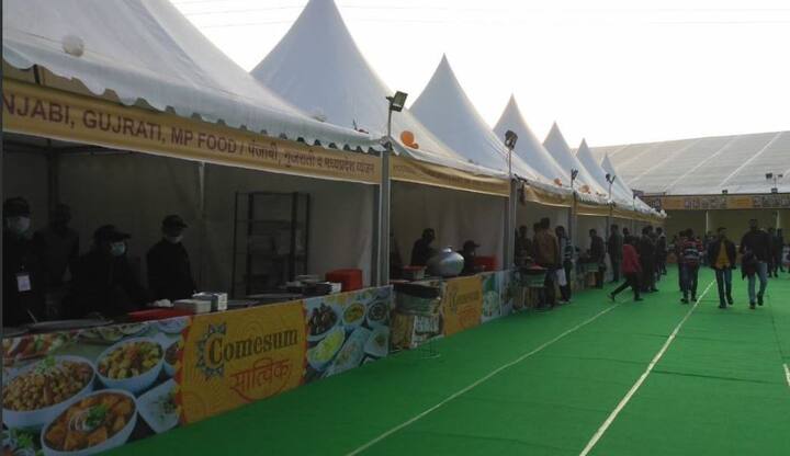 कुंभमेला 2019 में एक फूड हब की स्थापना की गई है. जिसमें भारत के विभिन्न राज्यों से विशेष व्यंजन परोसे जाएंगे.