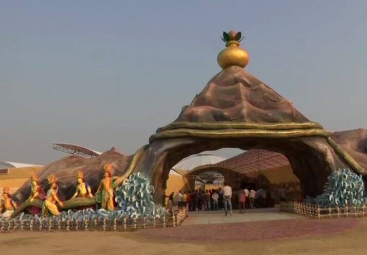 कुंभ मेले में एक 'संस्कृत ग्राम कुंभ' की स्थापना की गई है. जिसमें 17 अलग-अलग गैलरीज बनाई गई हैं. इसमें प्रागैतिहासिक काल से लेकर आधुनिक युग को दर्शाया गया है.
