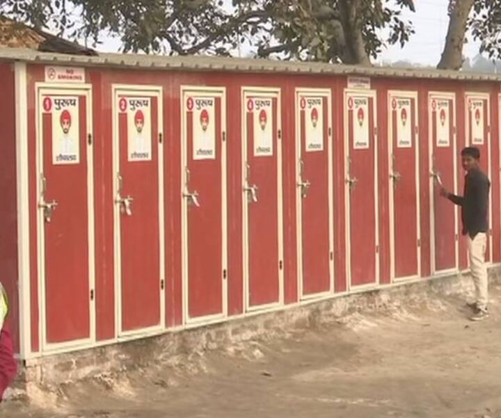 कुंभ मेले के अतिरिक्त मेला अधिकारी डीके त्रिगुणायत का कहना है कि 'मेला' क्षेत्र को खुले में शौच से मुक्त रखने के लिए, हमने 1,22,000 शौचालय और प्रयोग के तौर पर लगाए हैं. इतना ही नहीं अलग-अलग जगहों पर 50 रिवर्स-ऑस्मोसिस (आरओ) वाटर एटीएम लगाए गए हैं.पिछले कुंभ के मुकाबले यह संख्या तकरीबन साढ़े तीन गुना ज़्यादा है. इन शौचालयों के जरिये पूरा मेला क्षेत्र को ओडीएफ किये जाने का भी लक्ष्य है.