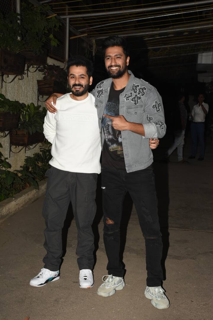 फिल्म देखने पहुंचे सभी लोगों का विक्की ने काफी अच्छे तरीके से स्वागत किया. (तस्वीर: मानव मंगलानी)