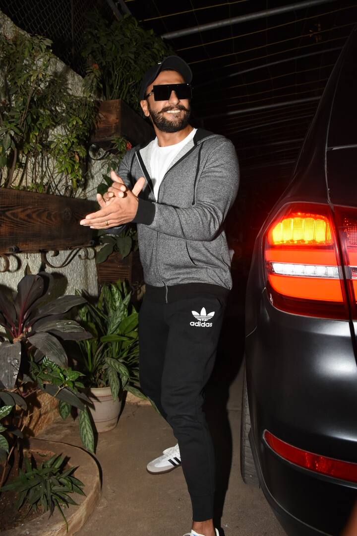 रणवीर सिंह इस दौरान पैप्स को काफी अतरंगी पोज देते दिखे. (तस्वीर: मानव मंगलानी)