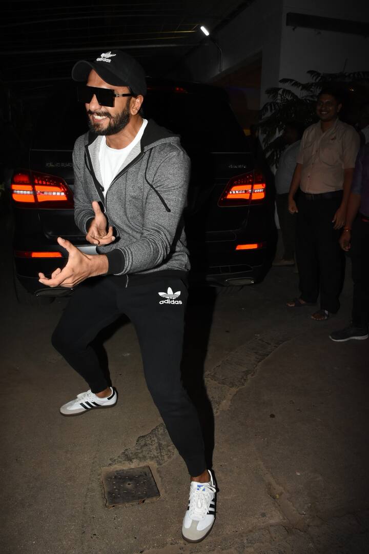 अपने कूल अंदाज और अतरंगी फैशन सेंस को लेकर सुर्खियो में रहने वाले रणवीर सिंह को देखकर इस दौरान उनके फैंस काफी खुश नजर आ रहे थे. (तस्वीर: मानव मंगलानी)