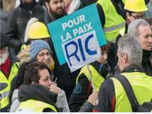 फ्रांस सरकार के खिलाफ ‘येलो वेस्ट’ प्रदर्शन में बढ़ी लोगों की संख्या, हिंसक घटनाओं में कमी