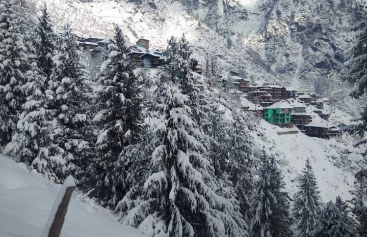 इससे पहले मौसम विभाग ने पश्चिम हिमालयी क्षेत्रों में बर्फबारी की उम्मीद जताई थी जिसके कारण राष्ट्रीय राजधानी दिल्ली और इसके आसपास वाले इलाके में ठंड बढ़ने की आशंका जताई गई थी. यही कारण है कि दिल्ली में प्रदूषण भी बढ़ा है.