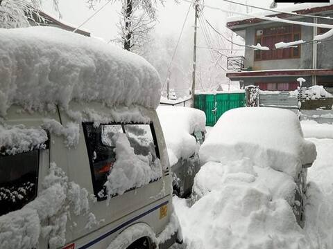 हिमाचल प्रदेश में भारी बर्फबारी का सैलानी उठा रहे जमकर लुत्फ, कई रास्ते बंद हिमाचल प्रदेश में भारी बर्फबारी का सैलानी उठा रहे जमकर लुत्फ, कई रास्ते बंद