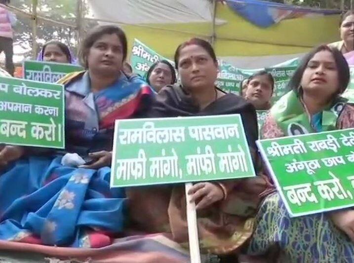 बेटी ने खोला पिता रामविलास पासवान के खिलाफ मोर्चा, लगाए गंभीर आरोप, जानिए- पूरी राजनीति Asha Paswan charges serious allegation against father Ram Vilas Paswan बेटी ने खोला पिता रामविलास पासवान के खिलाफ मोर्चा, लगाए गंभीर आरोप, जानिए- पूरी राजनीति