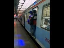ट्रेन में चढ़ते समय यात्रियों को हादसों से बचाने के लिए रेलवे ने निकाली नई तरकीब, देखें वीडियो