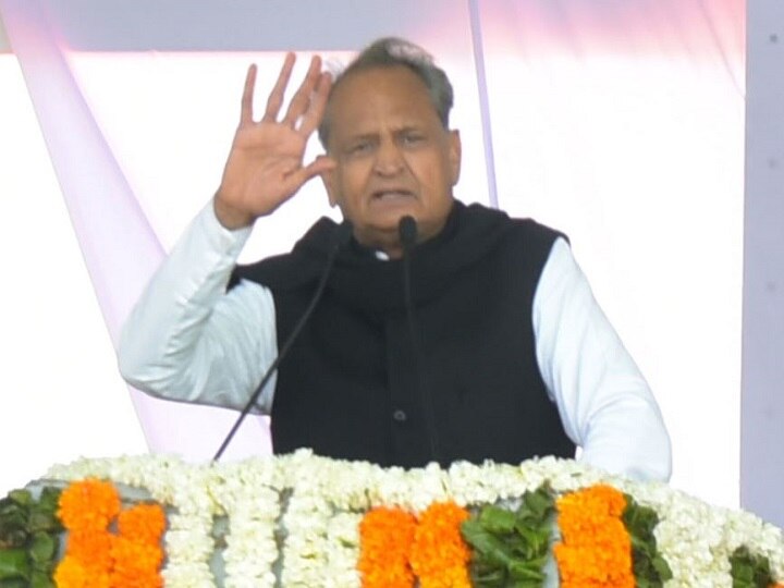 Rajasthan: Ashok Gehlot government to award cow protector आवारा गायों को 'गोद' लेने वालों को 15 अगस्त-26 जनवरी पर सम्मानित करेगी गहलोत सरकार