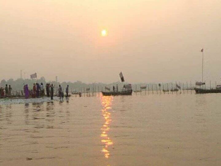 प्रयागराज में कुंभ मेले को लेकर तैयारियां जोरों पर हैं. इस बार पवित्र संगम में करोड़ों तीर्थयात्रियों के आने की संभावना है. कुंभ का पहला स्नान 15 जनवरी 2019 यानि मंगलवार को है. राज्य सरकार के मुताबिक कुंभ के सबसे बड़े और महत्वपूर्ण मकर संक्रांति के स्नान में 1.2 करोड़ श्रद्धालुओं के आने की उम्मीद है. इस बार मकर संक्रांति 14-15 दो दिनों तक मनाई जाएगी. संक्रांति के पहले दिन भी श्रद्धालुओं ने संगम में आस्था की डुबकी लगाई.