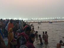 Kumbh Mela 2019: मकर संक्रांति के पहले दिन श्रद्धालुओं ने पवित्र संगम में लगाई आस्था की डुबकी