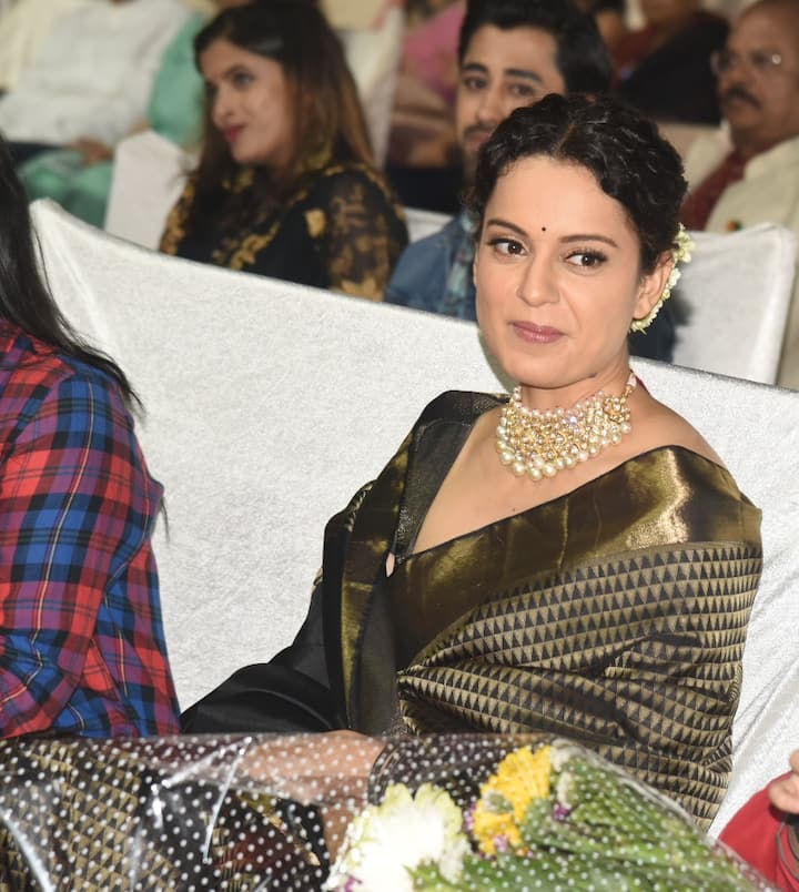 रिपोर्ट्स के मुताबिक इस शो में कंगना ने जो कांजीवरम साड़ी पहनी थी, वो उन्हें रेखा ने गिफ्ट दी थी. (तस्वीर: मानव मंगलानी)