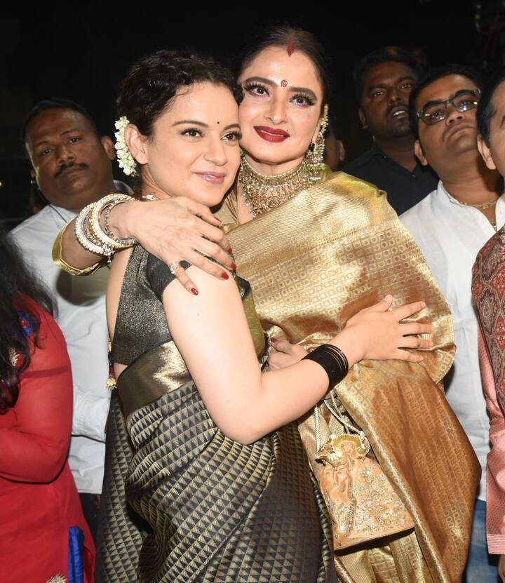 रेखा जहां गोल्डन साड़ी और हैवी ज्वैलरी में बेहद खूबसूरत लग रही थी वहीं कंगना पर भी ब्लैक और गोल्डन साड़ी में सभी की नजरें थम गईं. (तस्वीर: मानव मंगलानी)