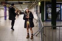 शून्य ने नीचे के तापमान में लोगों ने मनाया \'नो पैंट्स सबवे राइड\' का जश्न