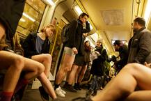 न्यूयॉर्क की मेट्रो में बिना पैंट पहने दिखे लोग, तस्वीरों में देखिए ये अजीब नजारा