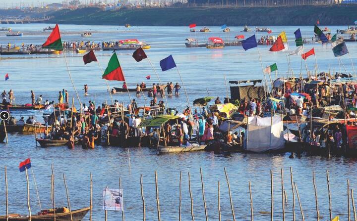 प्रयागराज में कुंभ मेला को ज्ञान एवं प्रकाश के श्रोत के रूप में सभी कुंभ पर्वो में सर्वाधिक महत्वपूर्ण माना जाता है. सूर्य जो ज्ञान का प्रतीक है, इस त्योहार में उदित होता है. कहा जाता है कि शास्त्रीय रूप से ब्रह्मा जी ने पवित्र नदी गंगा, यमुना और अदृश्य सरस्वती के संगम पर दशाश्वमेघ घाट पर अश्वमेघ यज्ञ किया था और सृष्टि का सृजन किया था. कुंभ में करोड़ों लोग आस्था की डुबकी लगाने आते हैं. तस्वीर: kumbh.gov.in