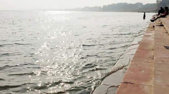 कुंभ मेला हिन्दू तीर्थयात्राओं में सर्वाधिक पावन तीर्थयात्रा है. प्रयागराज कुंभ में अनेक कर्मकाण्ड सम्मिलित हैं और स्नान कर्म, कुंभ के कर्मकाण्डों में से सर्वाधिक महत्वपूर्ण है. करोड़ों तीर्थयात्री कुंभ मेला स्नान कर्म में हिस्सा लेते हैं. त्रिवेणी संगम पर पवित्र डुबकी लगायी जाती है. तस्वीर: kumbh.gov.in