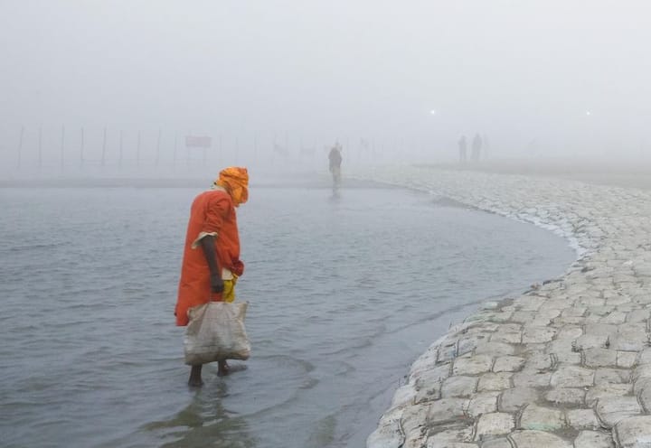 ऐसी मान्यता है कि पवित्र कुंभ में स्नानकर्म इस विश्वास से किया जाता है कि त्रिवेणी संगम के पवित्र जल में डुबकी लगाकर एक व्यक्ति अपने समस्त पाप को धो डालता है, स्वयं को और अपने पूर्वजों को पुनर्जन्म के चक्र से मुक्त कर देता है और मोक्ष को प्राप्त हो जाता है. तस्वीर: kumbh.gov.in