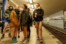 न्यूयॉर्क की मेट्रो में बिना पैंट पहने दिखे लोग, तस्वीरों में देखिए ये अजीब नजारा