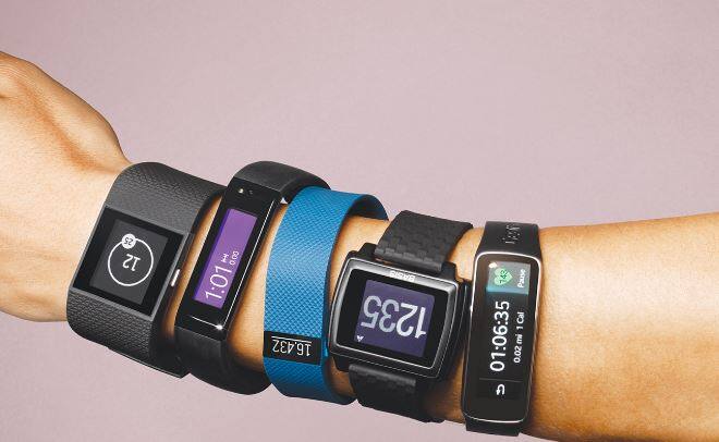 आजकल मार्केट में कई तरह के वियरेबल डिवाइस मौजूद हैं जिसमें सारी कंपनियां अपने अपने डिवाइस को बेहतरीन बनाने में लगी हुई है. तो चलिए नजर डालते हैं इंडिया में कौन से टॉप फिटनेस ट्रैकर्स हैं.