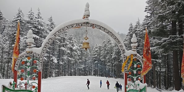 हिमाचल प्रदेश का टूरिस्ट स्पॉ़ट मंडी देवीदर्श जो कि मंडी डिस्ट्रिक्ट  50 किलोमीटर दूर है, वहां कुछ ऐसा नजारा देखने को मिला. 