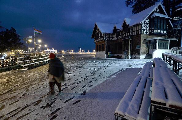 ये सभी तस्वीरें 13 जनवरी की रात को हुई भारी बर्फबारी के बाद ली गई हैं. 