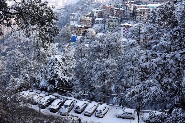 बर्फबारी का ये आलम है कि सड़कों और पेड़ों के अलावा गाडियों पर भी बर्फ जम गई है. 