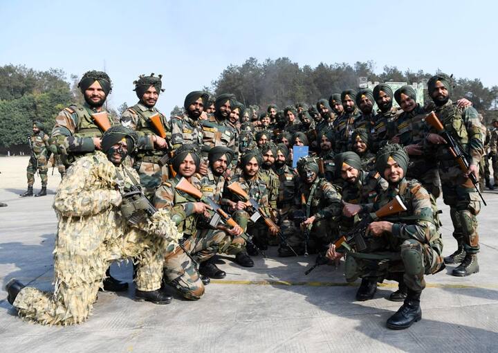 इंडियन आर्मी के पास लगभग पांच हजार टैंक, 6,704 आर्मर्ड फाइटिंग व्हीकल्स हैं. इंडियन नेवी के पास तीन एयरक्राफ्ट हैं जबकि चीन के पास यह महज एक है. वहीं, भारत का रक्षा बजट जहां 51 अरब डॉलर का है तो चीन का 161.7 अरब डॉलर का है.