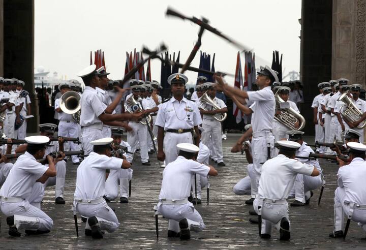 इंडियन नेवी दुनिया की पांचवीं सबसे बड़ी जल सेना है. 1971 के पाकिस्तान के साथ युद्ध में भारतीय नेवी ने अहम रोल अदा किया था. बंगाल की खाड़ी, साउथ चायना सी और अरेबियन सी में इंडियन नेवी देश की सुरक्षा में मुस्तैद रहती है.