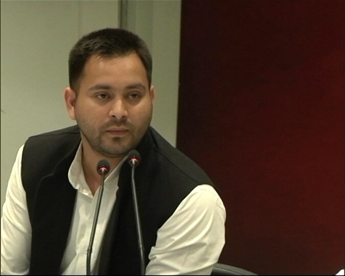 tejashwi yadav meets akhilesh yadav, targets BJP and pm modi मायावती के बाद अखिलेश से मिले तेजस्वी, कहा- SP-BSP ही मोदी जी को हरा देंगे