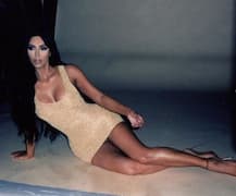 बेहद हॉट अंदाज में बर्थडे पार्टी में फोटो खिंचवाते नजर आई किम कर्दाशियां, देखें तस्वीरें