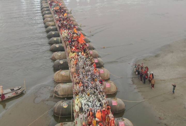 मकर संक्रांति होने के कारण भारी संख्या में नागा साधुओं और लोग स्नान करने के लिए पहुंचे हैं. हर-हर गंगे और जय महादेव के नारों के गूंज के बीच लोग संगम में डुबकी लगा रहे हैं. संगम में 5 किलोमीटर के स्नान घाट पर आने-जाने के लिए विस्तृत सुरक्षा व्यवस्था की गई है और पोंटून पुलों का निर्माण किया गया है.