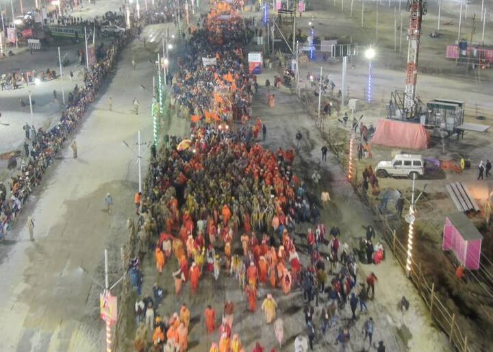 उत्तर प्रदेश के प्रयागराज में आज से 48 दिनों (4 मार्च) तक चलने वाले कुंभ मेले (Kumbh Mela 2019) की शुरुआत हो चुकी है. इस मौके पर भारी संख्या में श्रद्धालु संगम तट पर पहुंचे हैं. 3200 एकड़ जमीन पर हो रहे इस आयोजन में देश के अलग-अलग हिस्सों से भारी संख्या में लोग पहुंचे हैं. बाताया जा रहा है कि मेले में 10 से ज्यादा अखाड़ा शाही स्नान करेगा. आज मकर संक्रांति का पर्व भी मनाया जा रहा है. इस कारण संगम तट पर श्रद्धालु और अधिक संख्या में पहुंचे हैं.
