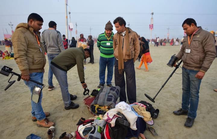 आतंकवाद रोधी स्क्वाड के कमांडो, बम निरोधक दस्ता ओर खुफिया एजेंसियों को भी तैनात किया गया है. किसी भी गड़बड़ी से निपटने के लिए पुलिस काफी चौकन्नी है. जगह-जगह मेटल डिटेक्टर लगाकर वहां रखें सामानों की सघन जांच की जा रही है.