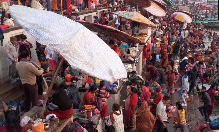 लोग गंगा नदी में आस्था की डुबकी लगा रहे हैं. मकर संक्रांति का पर्व भी आज है. इस कारण काफी संख्या में भीड़ प्रयागराज में संगम तट पर पहुंची है. 12 लाख से ज्यादा लोग संगम में स्नान कर चुके हैं. श्रद्धालुओं की भारी भीड़ संगम किनारे दिखाई दे रही है.