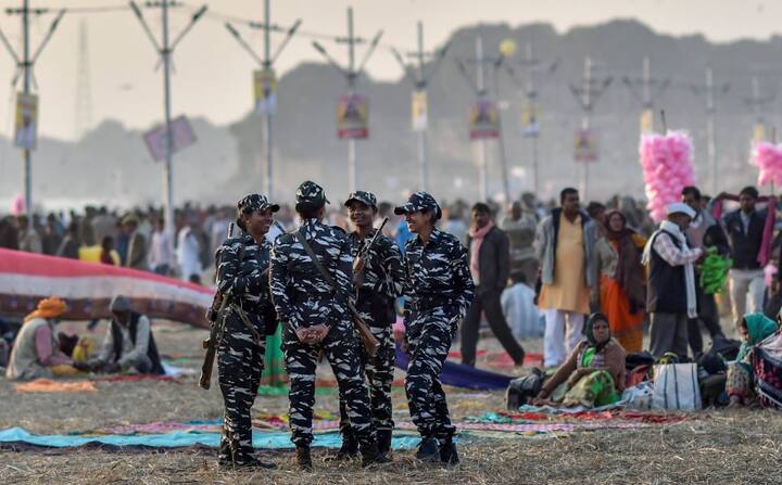 प्रयागराज में कुंभ मेले की सुरक्षा के लिए सुरक्षा के कड़े इंतजाम किये गए हैं. चप्पे-चप्पे पर नजर रखी जा रही है. यहां बीस हजार से अधिक पुलिसकर्मी, छह हजार होमगार्ड, 40 थाने, 58 चौकियां, 40 दमकल स्टेशन, केन्द्रीय बलों की 80 कंपनियां और पीएसी की 20 कंपनियां तैनात की गयी हैं.